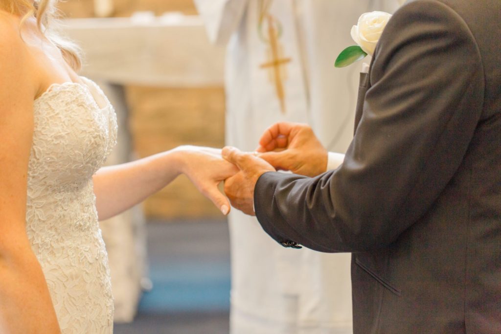 The groom and the bride during the ceremony-  Tips to have a smooth wedding rehearsal Ottawa-Grey Loft Studio - Ottawa Wedding Photographer - Ottawa Wedding Videographer